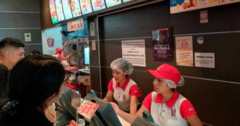 Indecopi: KFC оштрафована на сумму более S 64 000 после дискриминации перуанца из-за его одежды