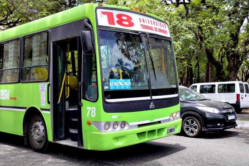 En Tucumán circulan colectivos con boletas de Massa pegadas en el parabrisas