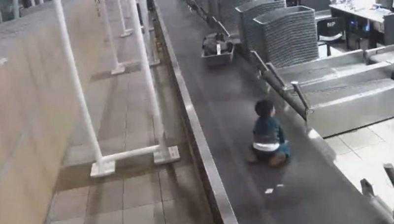 Niño ingresó a zona de traslado de equipaje en el Aeropuerto de Santiago: fue rescatado por un trabajador