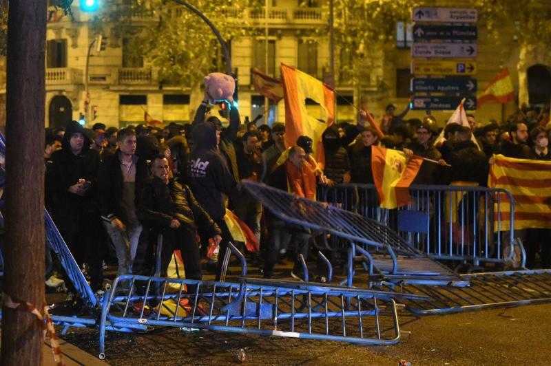 Полиция изымает пистолет у солдата во время протестов в Феррасе