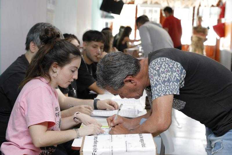 La participación se mantuvo pese al feriado y gravitó en la amplia victoria de Milei sobre Massa