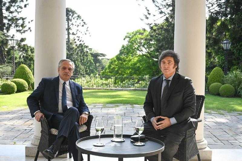 Javier Milei y el presidente Fernández dan inicio a la transición en Argentina