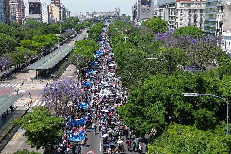 Пикетчики оппозиции вырезали 9 де Хулио в знак протеста против истечения срока полномочий правительства.