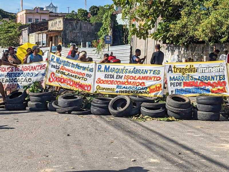 Жители протестуют против переселения в район, расположенный рядом с шахтой в Масейо