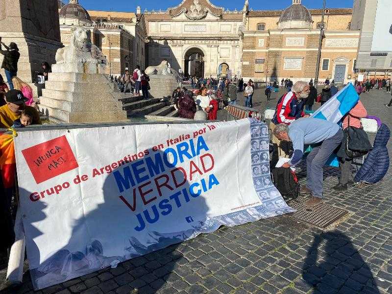 Демонстрация аргентинцев в Риме против нового правительства Милея