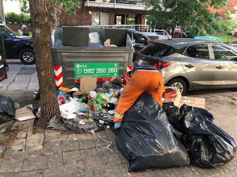 Мусорные контейнеры в Монтевидео переполнены: забастовка или нехватка грузовиков? IMM и Adeom перекрещивают обвинения