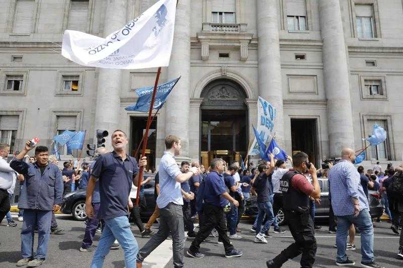 Сотрудники "Банка Насьон" выходят на демонстрацию против мер, предложенных ДНУ Милея.