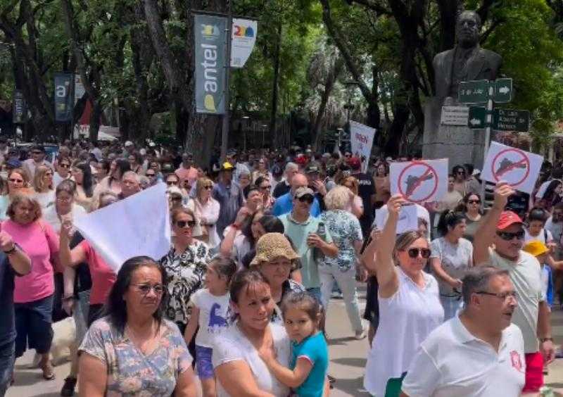 Соседи Дуразно выходят на улицы с требованием обеспечить безопасность после того, как молодую женщину застрелили возле танцевального зала