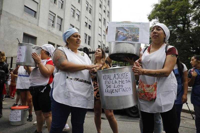 Somos Barrios de Pie протестуют с пустыми горшками перед отелем, где живет Милей.