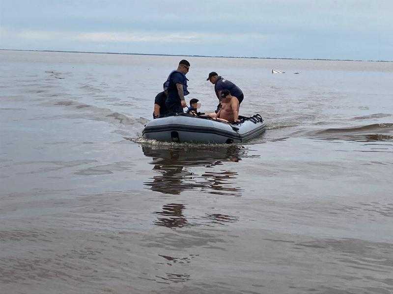 С полузатонувшей лодки в Нуэва-Пальмире были спасены шесть человек: трое взрослых и трое детей.