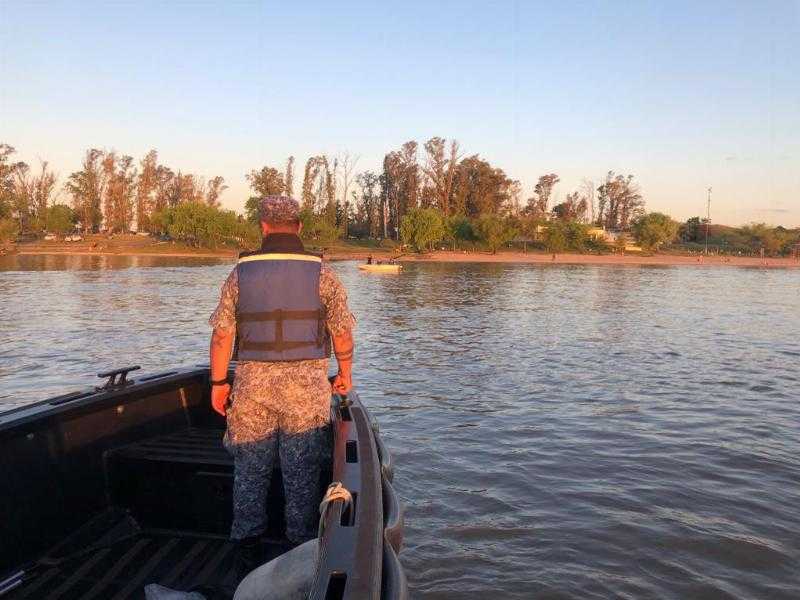 Поиск человека, пропавшего без вести после того, как лодка, на которой он плыл по реке Сент-Люсия, опрокинулась.