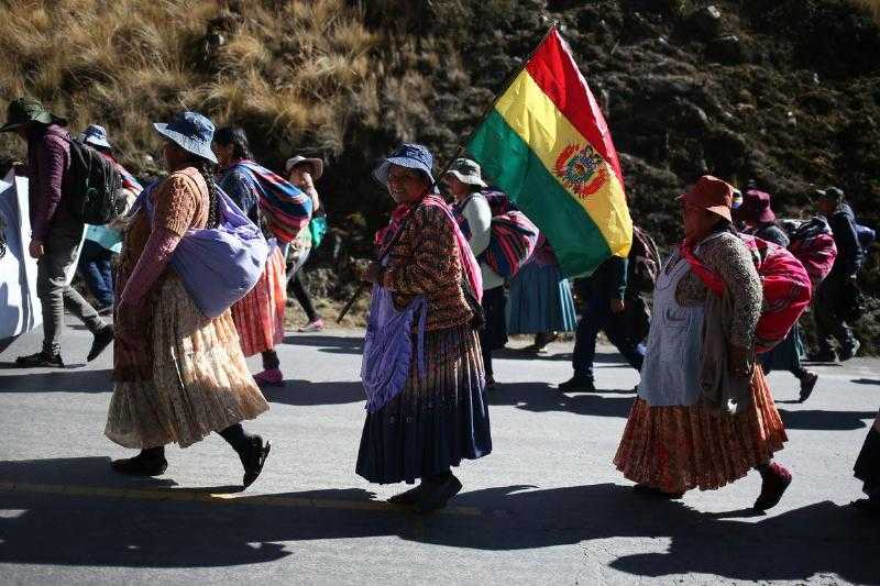Эво Моралес возглавляет блокаду дорог в Боливии, выступая против дисквалификации его как кандидата в президенты.
