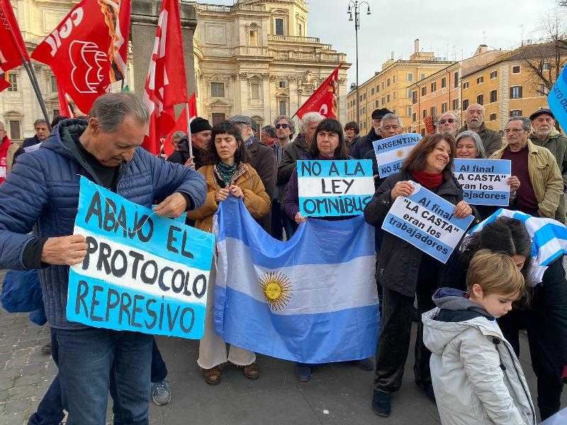 Сто человек вышли на демонстрацию против мер Милея в Риме