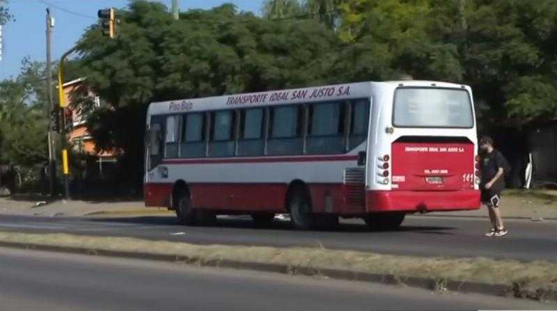 Необычно: сосед давал интервью об ограблениях автобусов пираньями, и одно из них произошло прямо перед камерами.