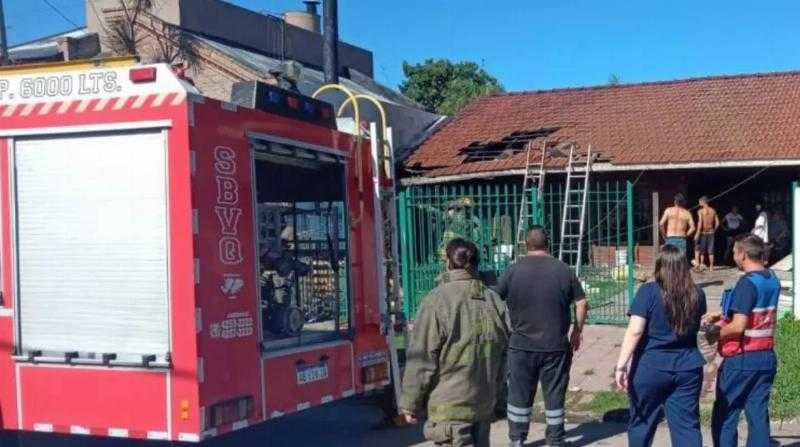 В Аргентине: они подожгли кленовое дерево, чтобы отпугнуть комаров, но их дом загорелся.