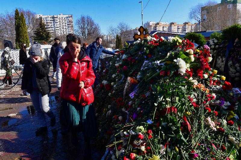 Третий день с сотнями россиян у могилы лидера оппозиции Алексея Нальваля, выступающего против путинского режима.