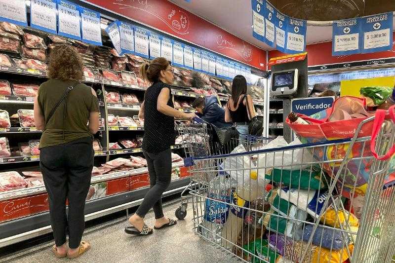 Правительство Аргентины объявило об открытии импорта основных продуктов питания.