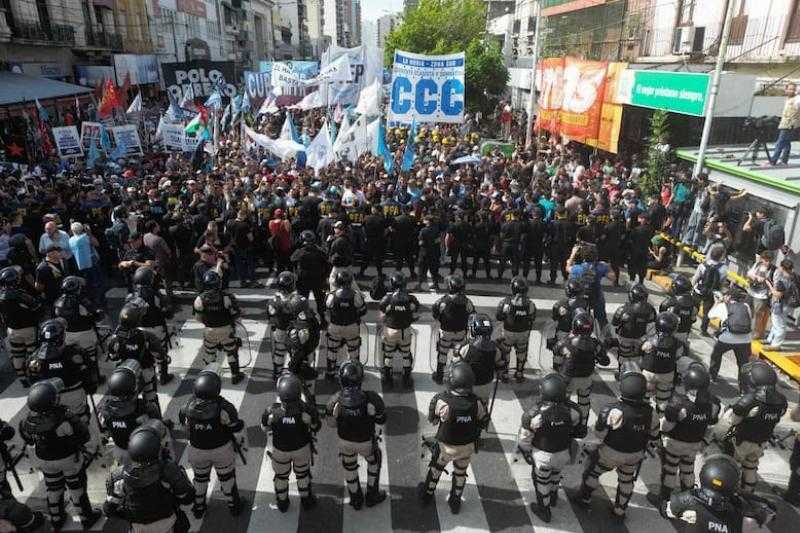 Беспорядки в Аргентине: полиция разбавляет "пикетасо" против правительства Милея на мосту Сааведра