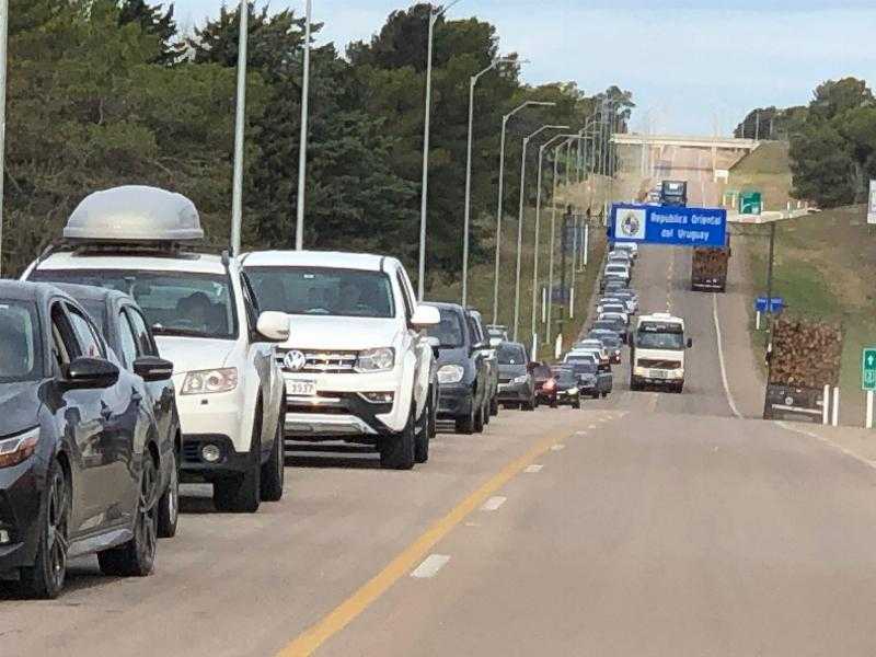 Переправа из Аргентины на Неделю туризма: автомобили стоят в многокилометровых очередях и ждут более 3 часов