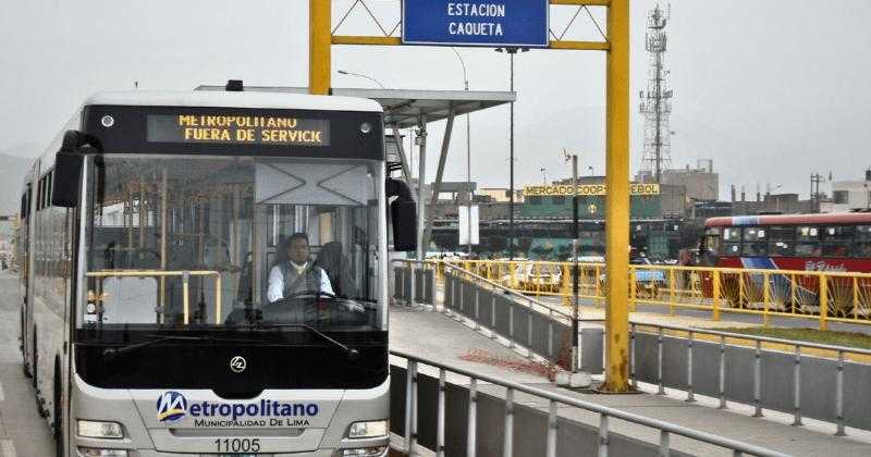 Хаос на Metropolitano: длинная очередь из застрявших автобусов на станции Caquetá