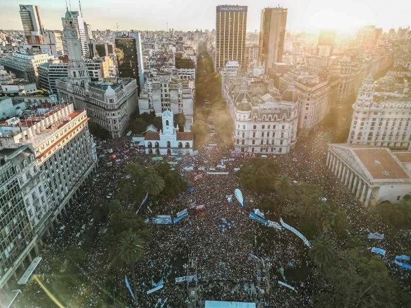 Массовый университетский марш: более 150 000 человек протестовали против Милея на площади Пласа-де-Майо