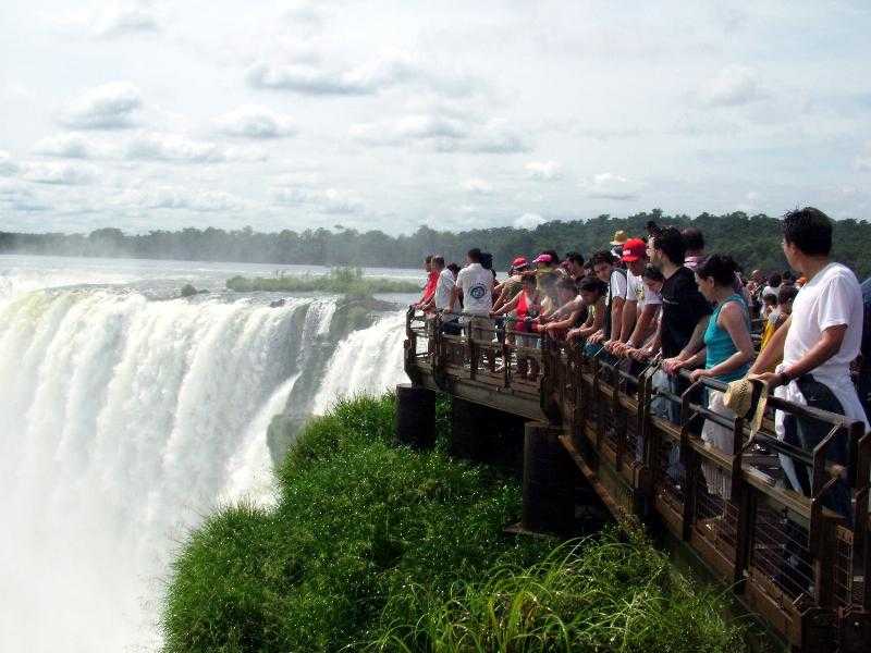 Входной билет на водопады Игуасу из Аргентины стоит в два раза больше в долларах, чем из Бразилии.