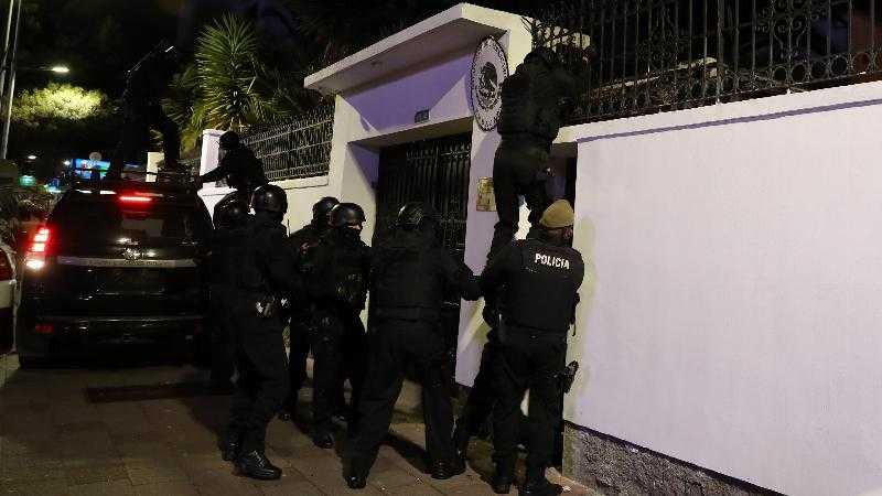 Эквадор утверждает, что взял штурмом посольство Мексики в Кито, чтобы предотвратить побег бывшего вице-президента Хорхе Гласа, "дважды осужденного преступника".