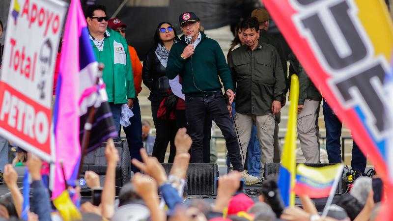 «Петро, друг мой, народ с тобой!»: президент оправдывает свои реформы перед переполненной площадью Боливара.