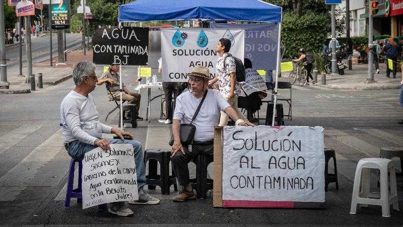Соседи, пострадавшие от загрязнения воды в Бенито-Хуаресе, требуют компенсации от правительства