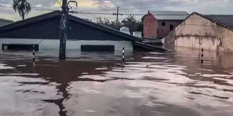 Уровень воды не снижается, и все новые районы Порту-Алегри оказываются затопленными