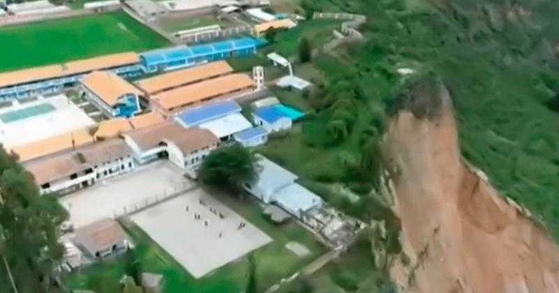 Аякучо: школа рушится и падает в пропасть после подъема реки из-за сильных дождей
