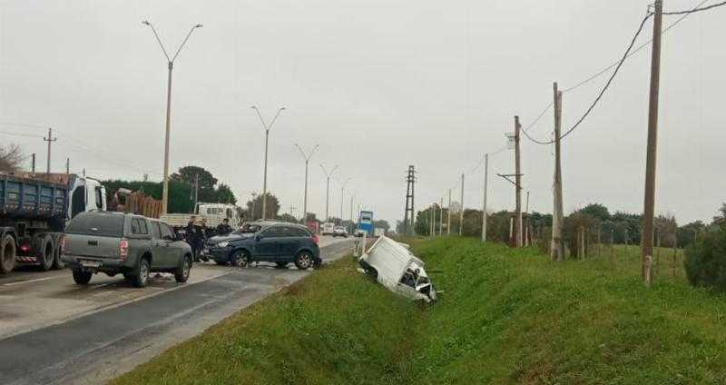 Пикап ушел в занос, переехал дорогу и врезался в другой автомобиль на шоссе 102; 49-летний мужчина погиб.