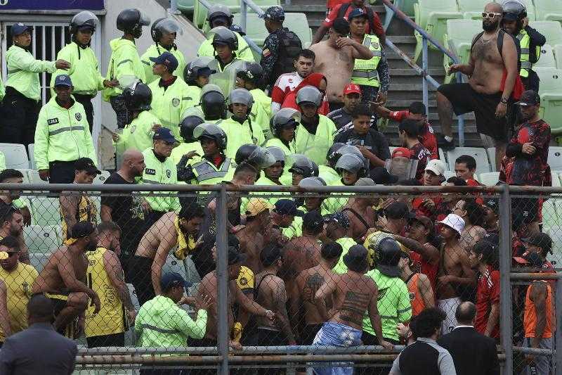 Дискуссии между болельщиками "Каракаса" и "Пеньяроля" заставили полицию вмешаться перед игрой