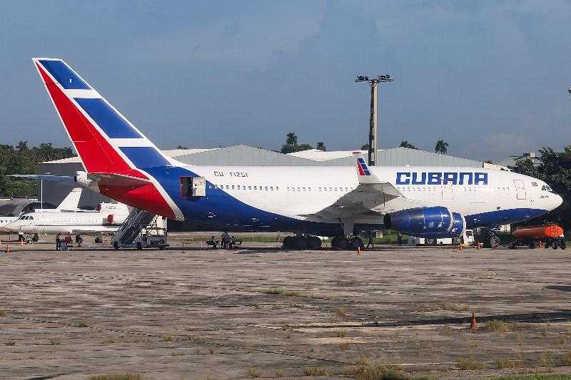 Хавьер Милей присоединяется к Соединенным Штатам и сокращает еженедельные рейсы Cubana de Aviación