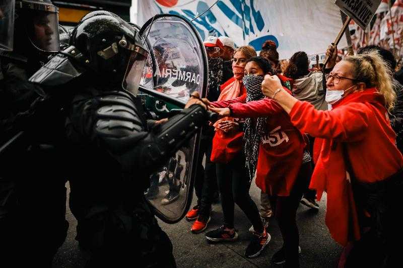 Аргентинские пикетчики протестуют в преддверии четверговой забастовки: требования социальных программ и суповых кухонь