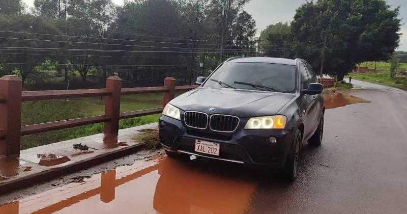 Роскошный BMW, брошенный с работающим двигателем: водитель и ее дети пропали