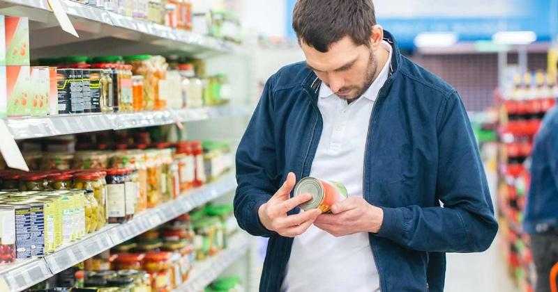 Отравление у детей: врач призывает к осторожности и проверяет упаковку продукта