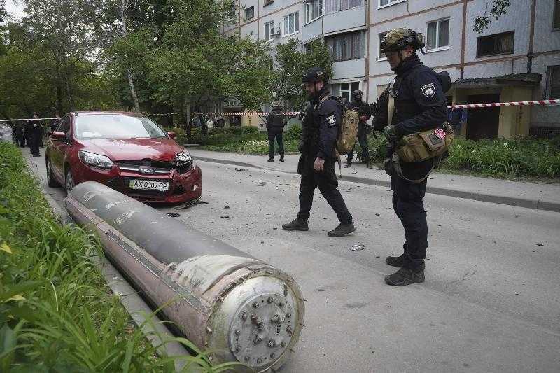 Война в Украине: Зеленский отменяет поездки, выводит войска, поскольку Россия переходит на новый фронт