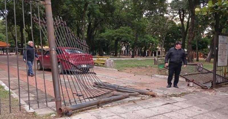 Пьяный водитель попал в аварию и снес часть решетки на площади Уругвая