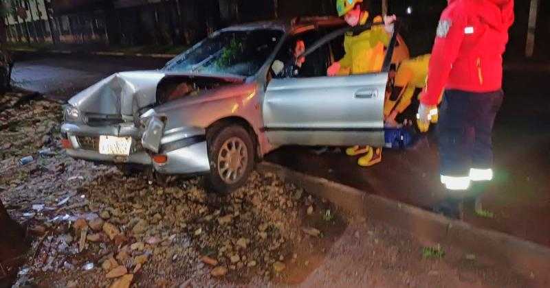 Водитель врезался в дерево после того, как перевернулся на выбоине