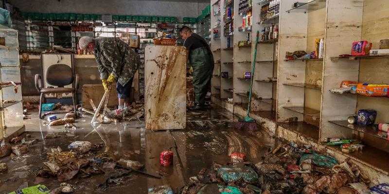 Владельцы магазинов в Порту-Алегри тратят несколько дней на уборку помещений