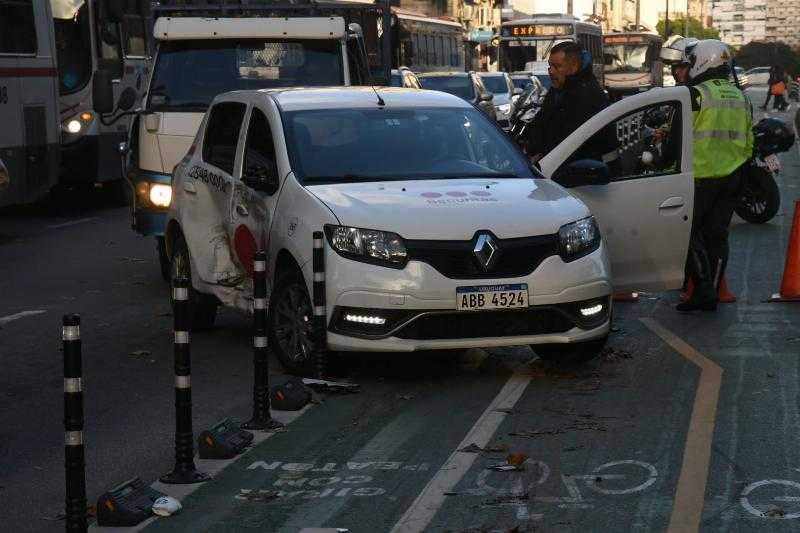 Двойное ДТП на пересечении 18 де Хулио и Магальянес; движение перекрыто утром в понедельник.