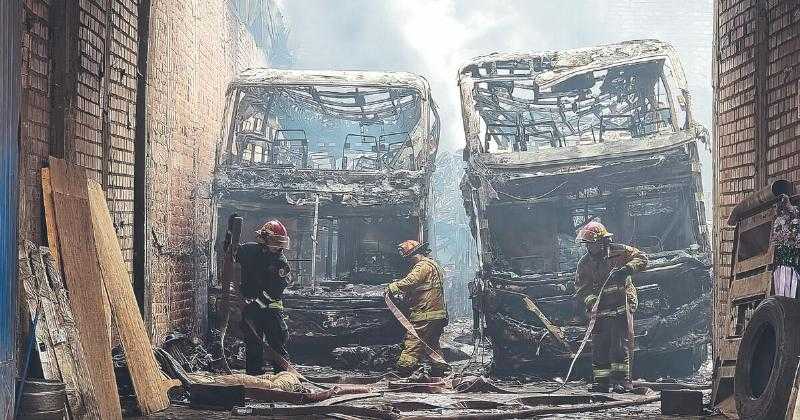 Пять автобусов сгорели в гараже