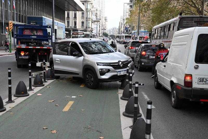 Водитель потерял контроль над своим автомобилем на 18 де Хулио и выехал на велосипедную дорожку: никто не пострадал