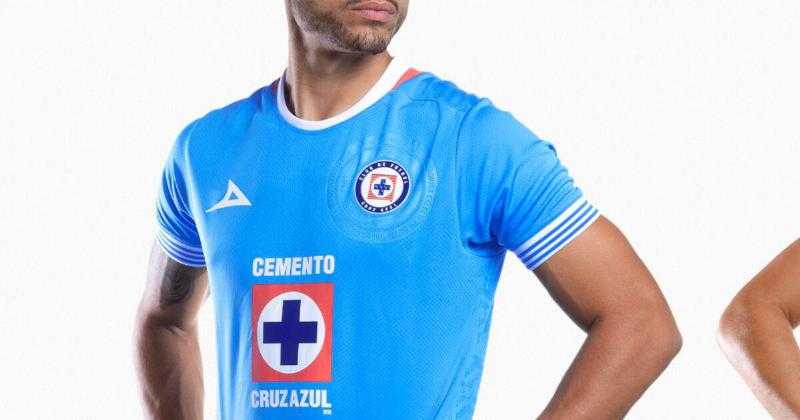 Cruz Azul представляет свою новую форму с эмоциональной кампанией: "A Los Intransferibles".