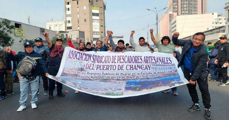 Рыбаки из 7 районов Лимы протестуют против Repsol и правительства из-за остатков разлива нефти