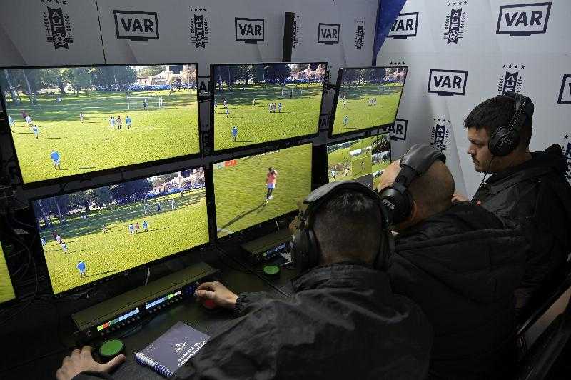 VAR для судей: можно ли смотреть повторы спорных моментов на скамейке запасных?