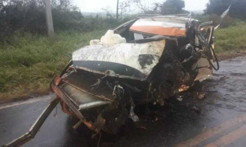 Таксист погибает, врезавшись на своем автомобиле в дерево