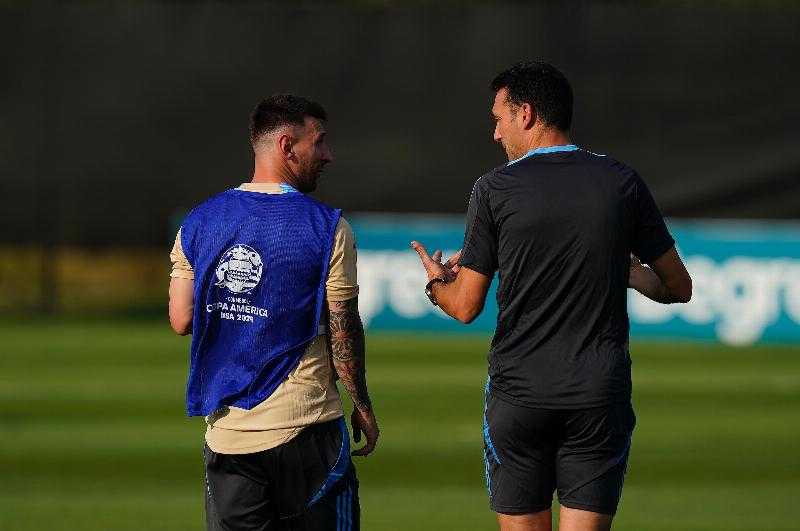 Lionel Scaloni habló con Lionel Messi y fue despejando dudas con respecto al equipo ante Canadá