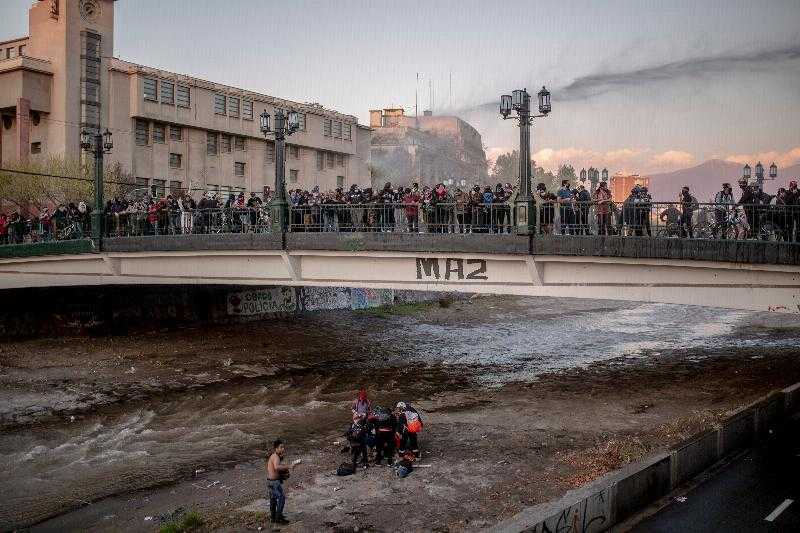 Чилийское правосудие оправдывает бывшего полицейского Себастьяна Самору, виновного в падении молодого человека с моста Пио Ноно.